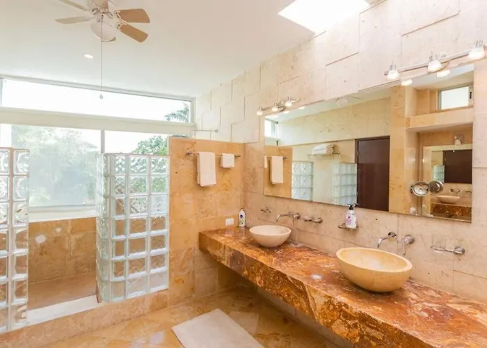Luxury Spacious 5 Bedroom Villa *